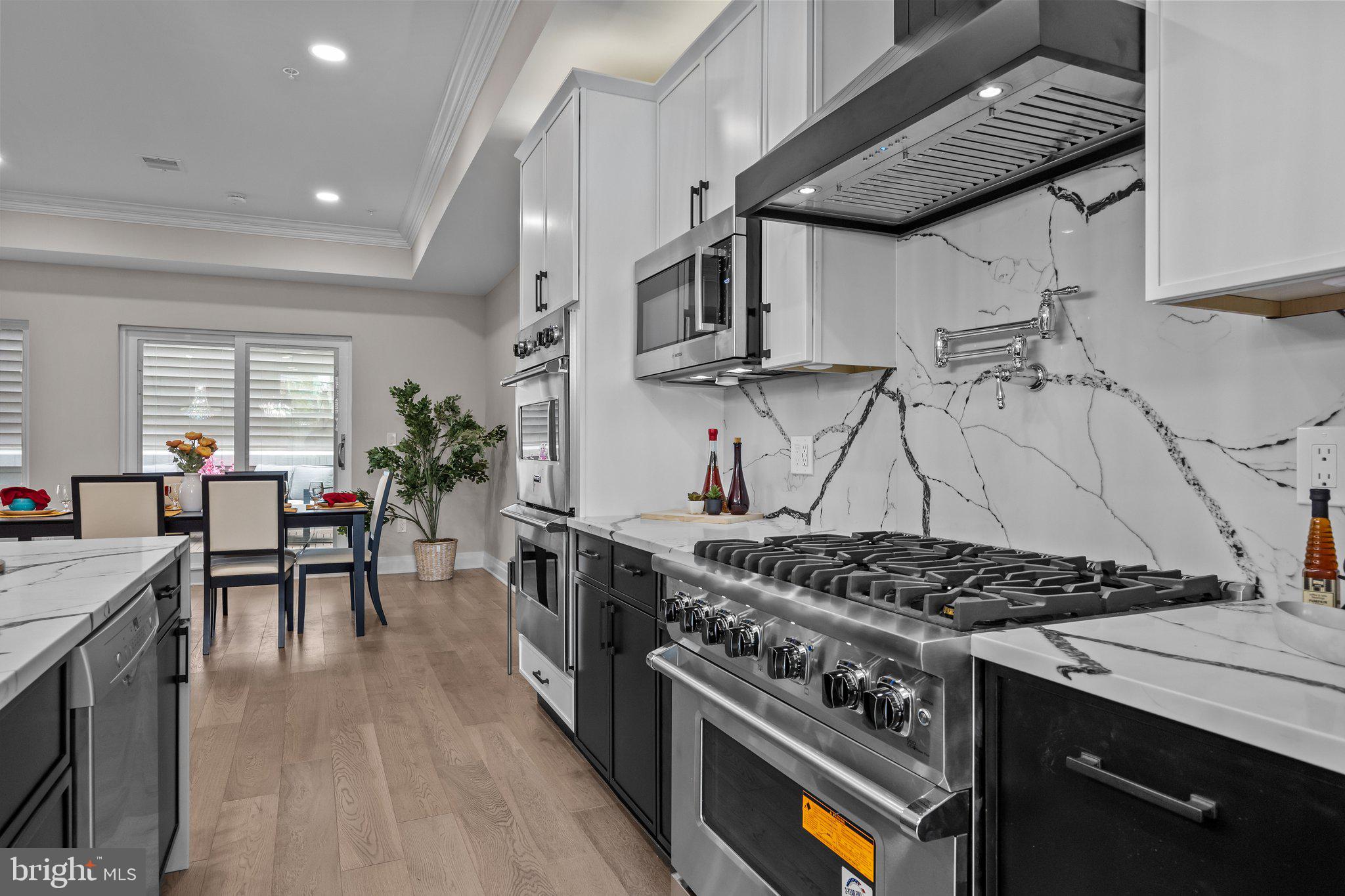 QUEEN VILLAGE - Residential