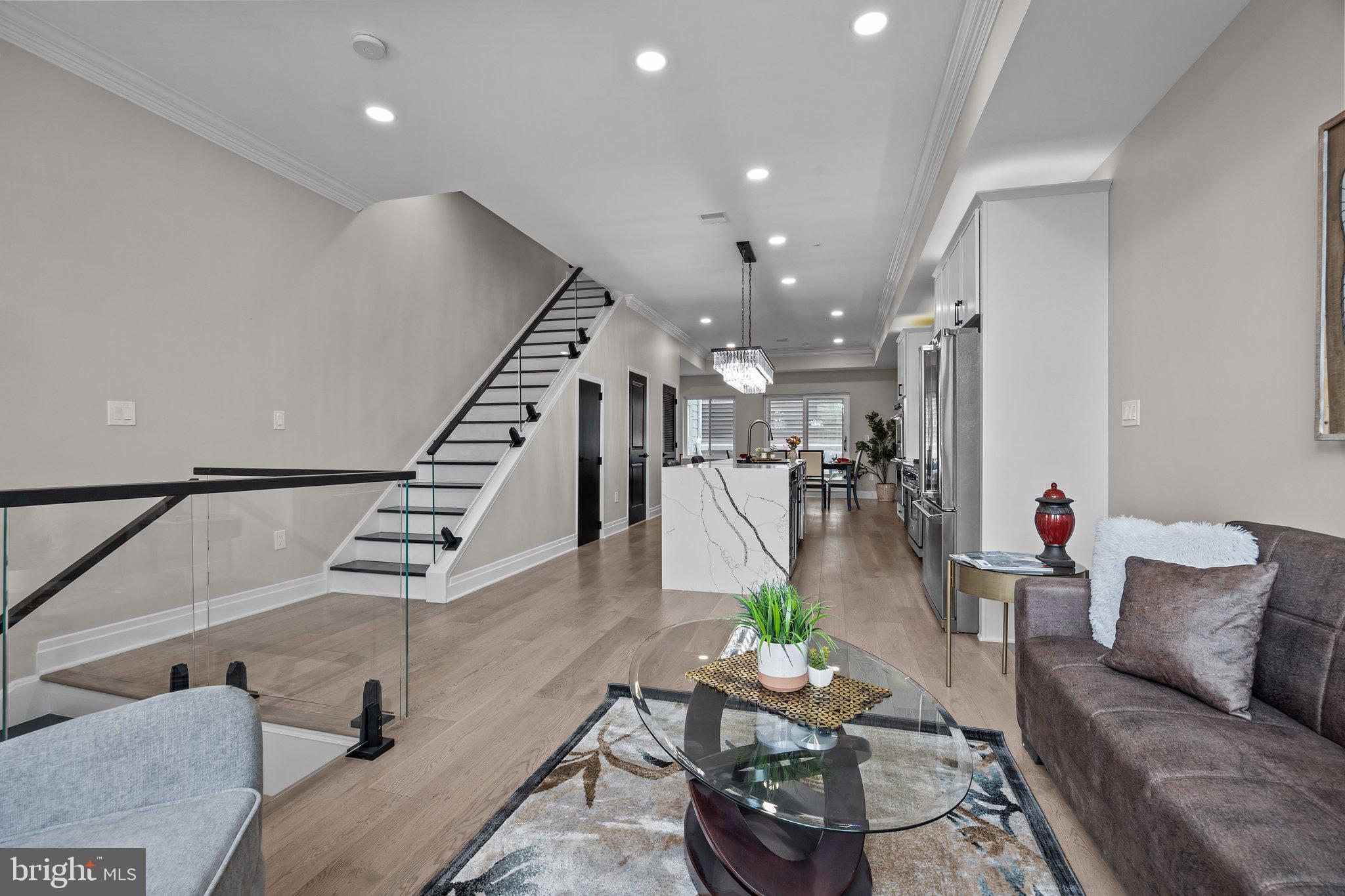 QUEEN VILLAGE - Residential