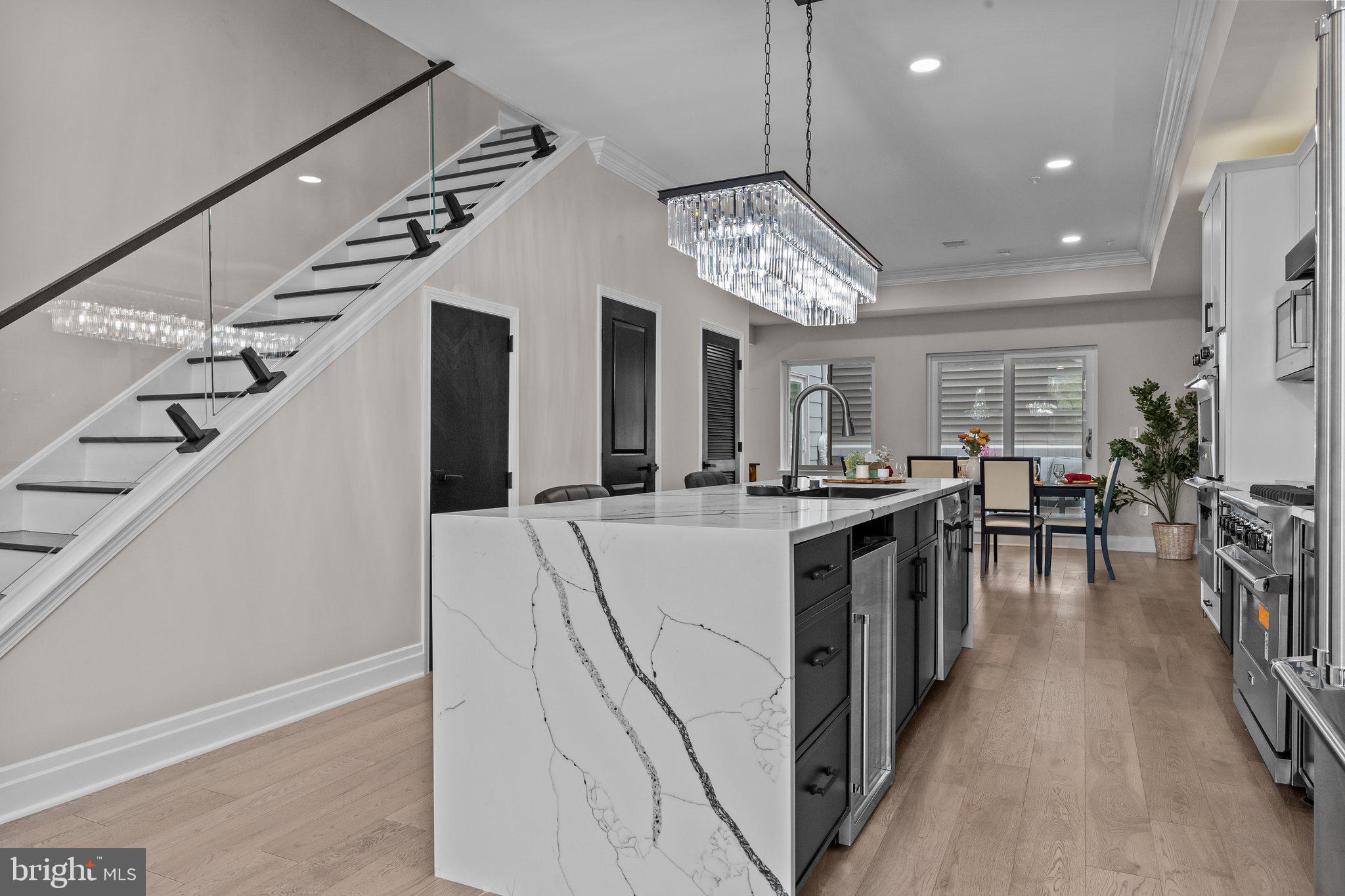 QUEEN VILLAGE - Residential