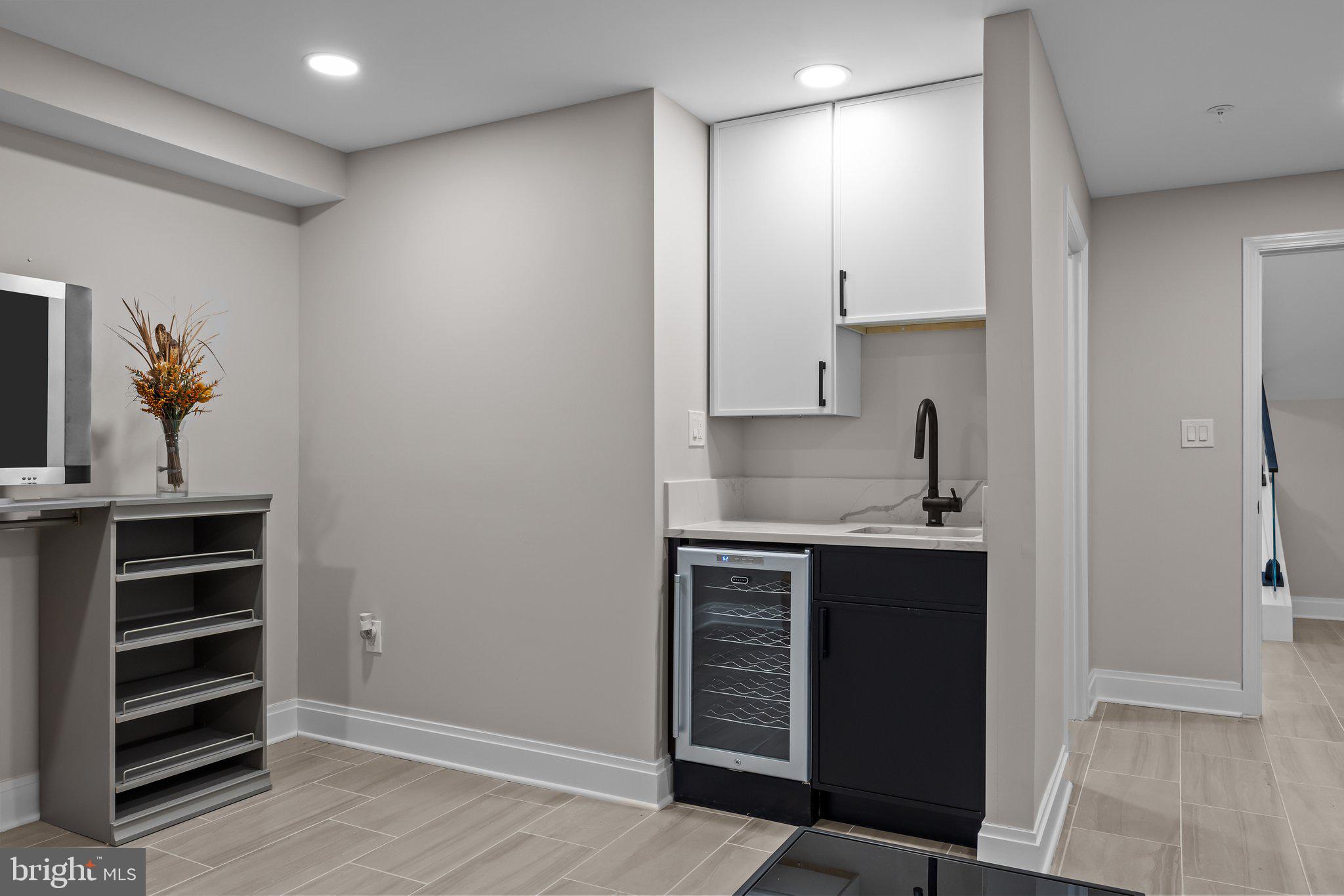 QUEEN VILLAGE - Residential