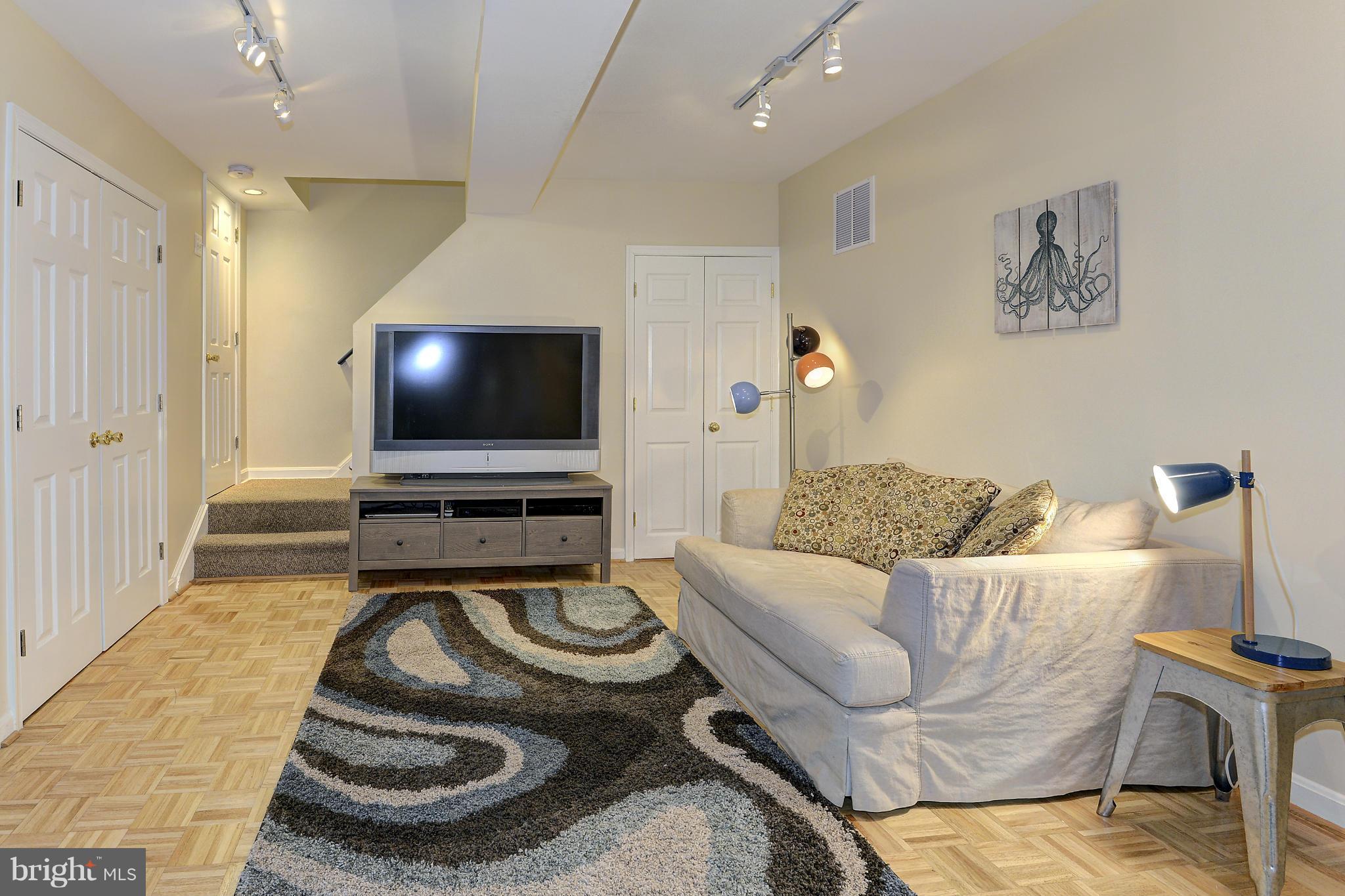 POTOMAC OUTSIDE - Residential