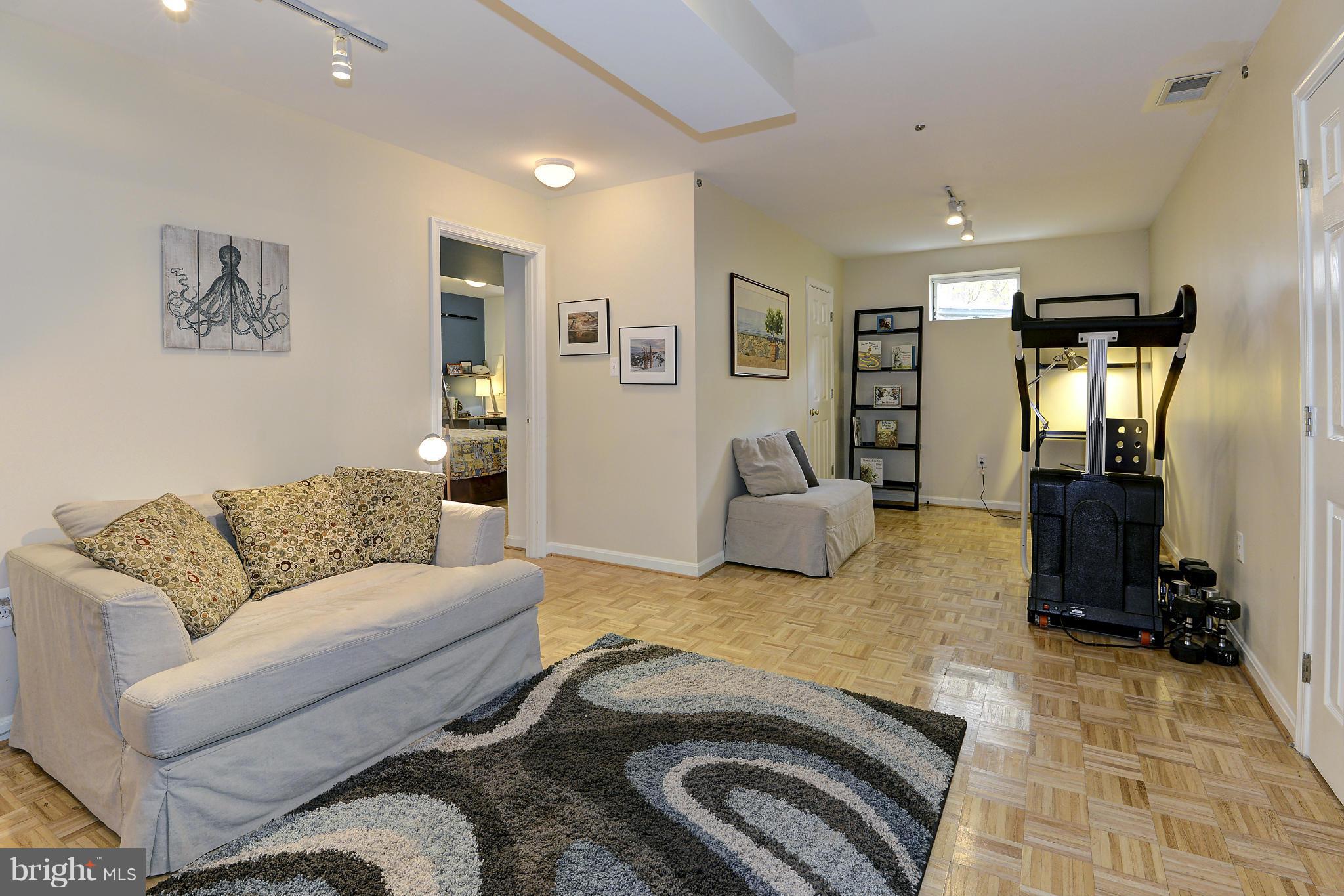 POTOMAC OUTSIDE - Residential