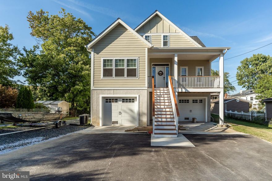 Welcome home to this newly-built custom home on the bank of Sue Creek - offering 2 piers, a boat lift and slips for 4 boats! Tons of light in every room, spacious room sizes throughout and Main Level Master Suite & Laundry.