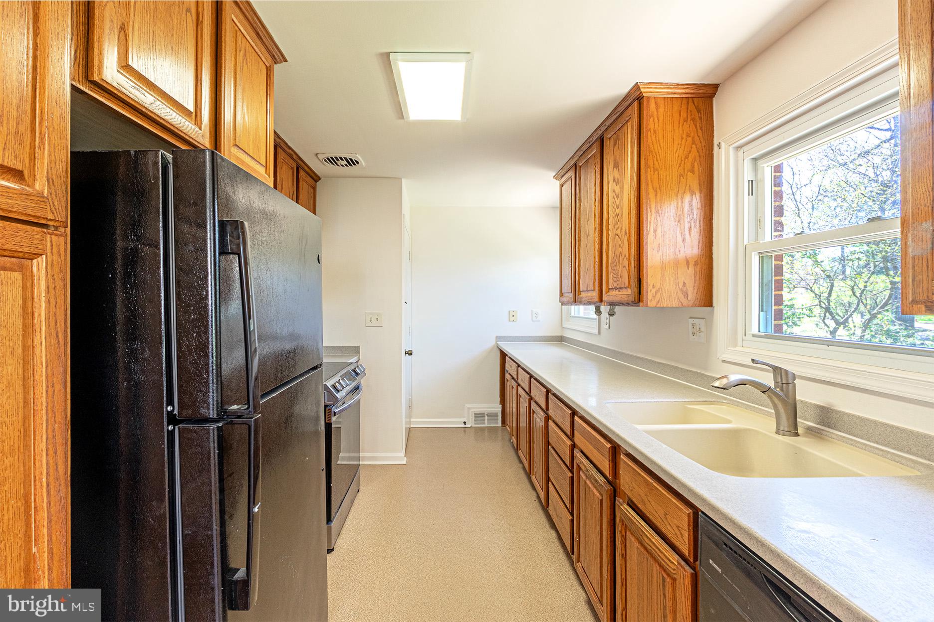 BROYHILL PARK - Residential Lease