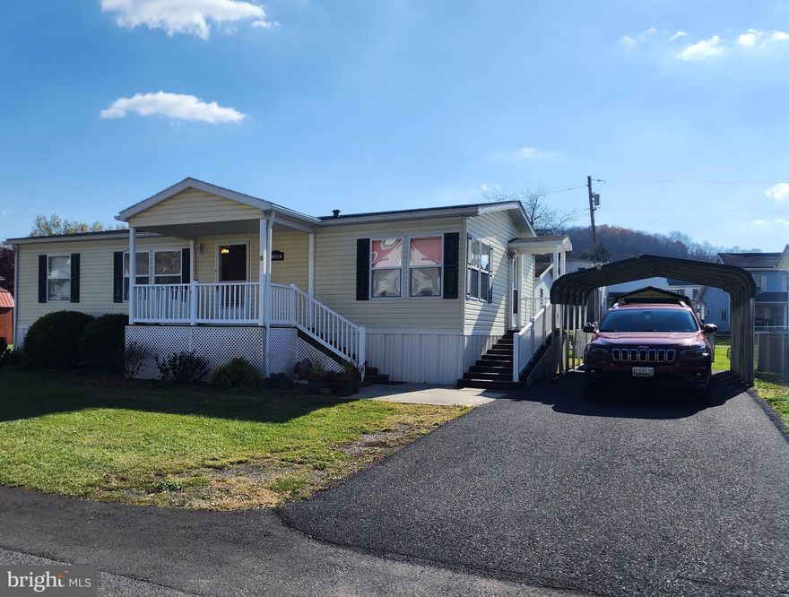 This home has been so well maintained.  New HVAC system in 2021,  New water heater in 2020,  1 master bedroom with full bath attached, 2 other bedrooms with plenty of room, nice open living room kitchen  area.