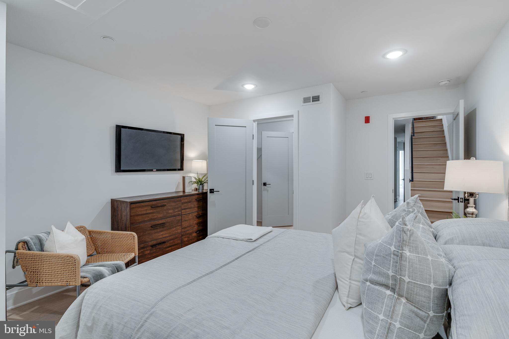 POINT BREEZE - Residential Income