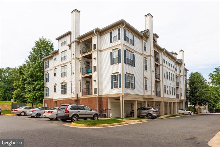 Beautifully Updated 2BR/2BA Condo in Prime Fairfax Location – Largest Floor Plan in Wescott Ridge!
Welcome to this stunning and spacious 2-bedroom, 2-bathroom condo located in the desirable Wescott Ridge community in the heart of Fairfax. At 1,348 square feet, this is the largest unit in the community, offering an abundance of space, comfort, and convenience.
Enjoy the ease of a secured building entrance, elevator access, and your own private 1-car garage with additional driveway parking.
Step inside to find fresh paint, an open-concept layout, and gleaming hardwood floors throughout. The large living and dining areas flow seamlessly into the kitchen and two family/living room spaces, each with a cozy fireplace—perfect for entertaining or relaxing.
The primary suite features a spacious walk-in closet and a luxurious en-suite bathroom with a soaking tub and separate shower. The second bedroom is well-sized, with easy access to a full hall bathroom—ideal for guests or a home office setup.
Prime location with easy access to Route 29, I-66, Route 50, and Fairfax County Parkway. Minutes from Fairfax Corner, Wegmans, Fair Oaks Mall, and a variety of restaurants, shops, and entertainment options.
Don't miss your chance to live in one of Fairfax’s most sought-after communities!