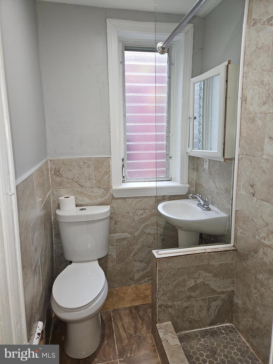 1528 W OAKDALE STREET