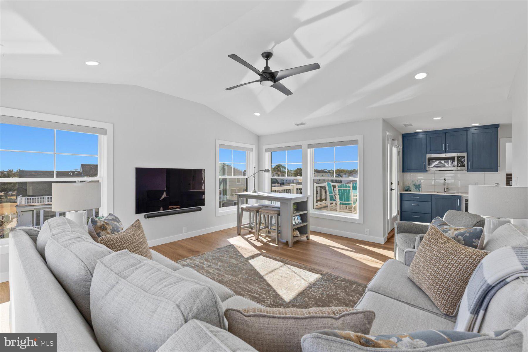 SANDPIPER CANAL - Residential