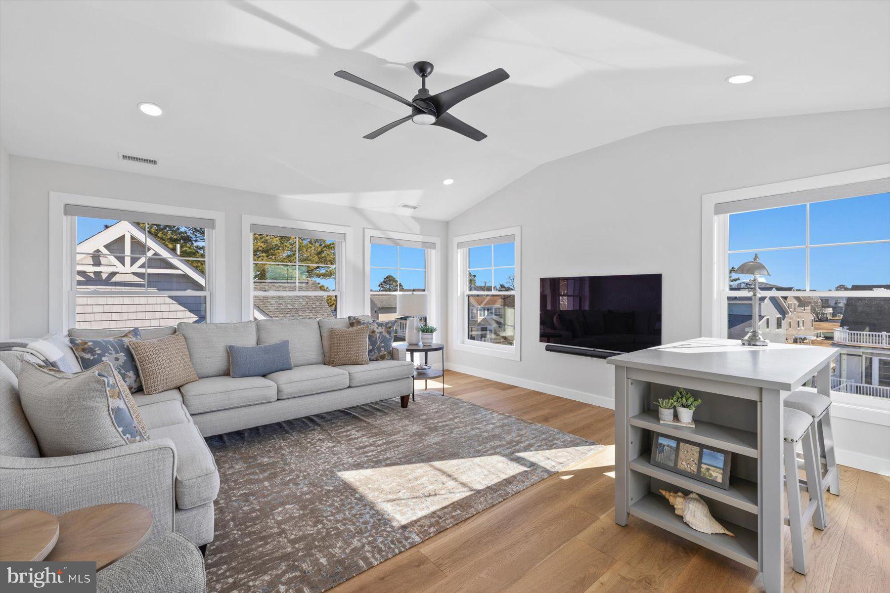 SANDPIPER CANAL - Residential