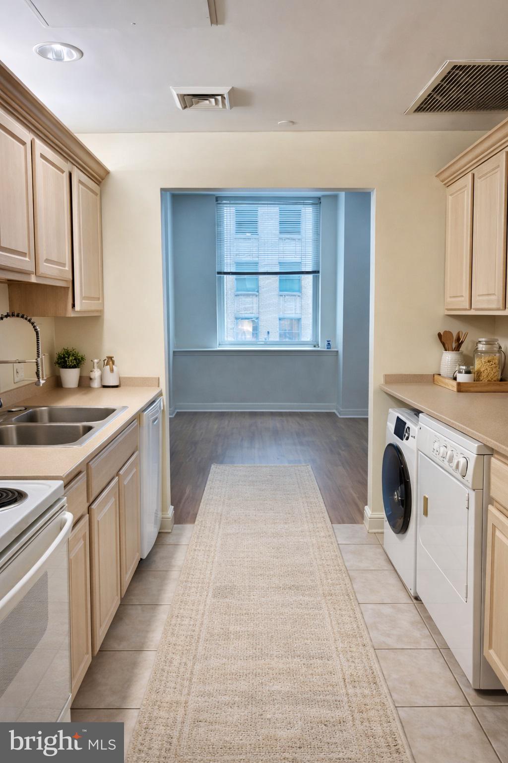 LOGAN SQUARE - Residential