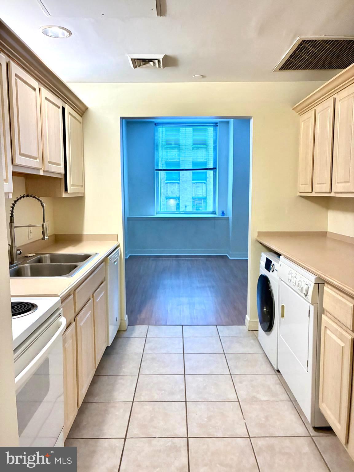 LOGAN SQUARE - Residential