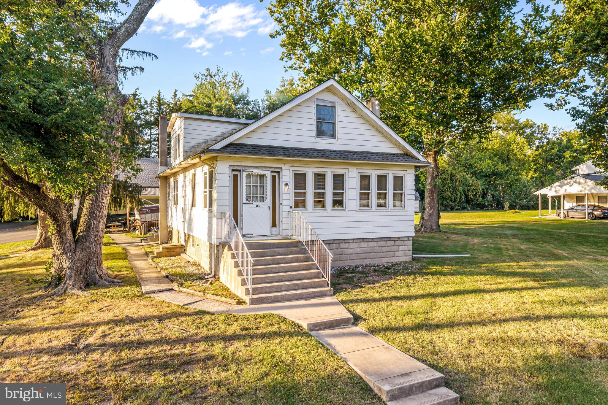 1066 LEXINGTON DRIVE