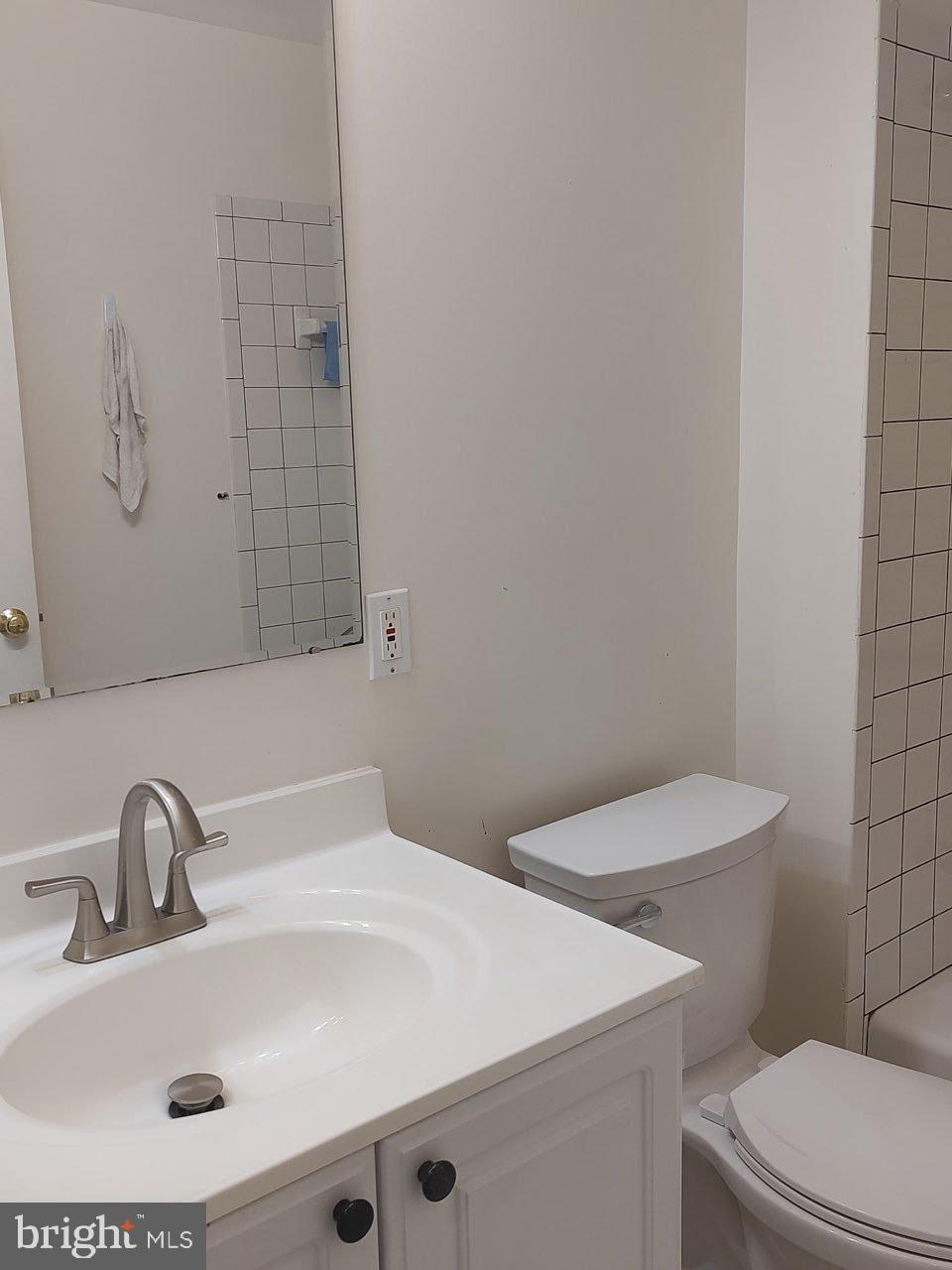 LAYTONSVILLE KNOLLS - Residential Lease