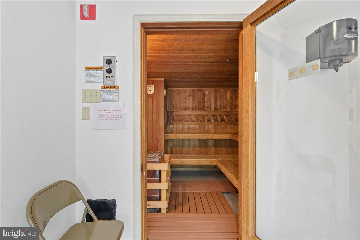 FOUNTAINS AT MCLEAN - Residential Lease