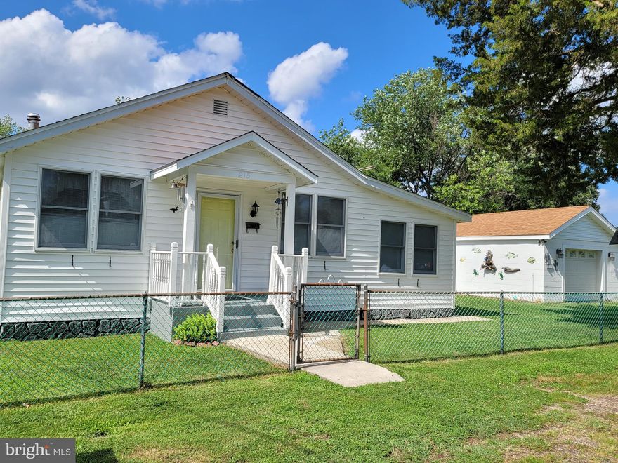 Cute cottage one block from Monroe Bay on The Point in the golf cart community of Colonial Beach.  Adorable 3 bedroom, 1 bath house is the perfect getaway from the hubbub of urban life.  And the garage is the perfect storage place for your golf cart, jet ski, or other "toys."  With the right offer, the furniture can convey and become a turnkey, ready-to-move-in bonus.  Located within walking distance (and of course, golf cart distance) from restaurants, tiki bars, SPECTACULAR sunsets over Monroe Bay, sunrises and moonrises over the Potomac River.  Come check out Colonial Beach life.  Once you put your toe in the water, you will want to jump in with both feet!