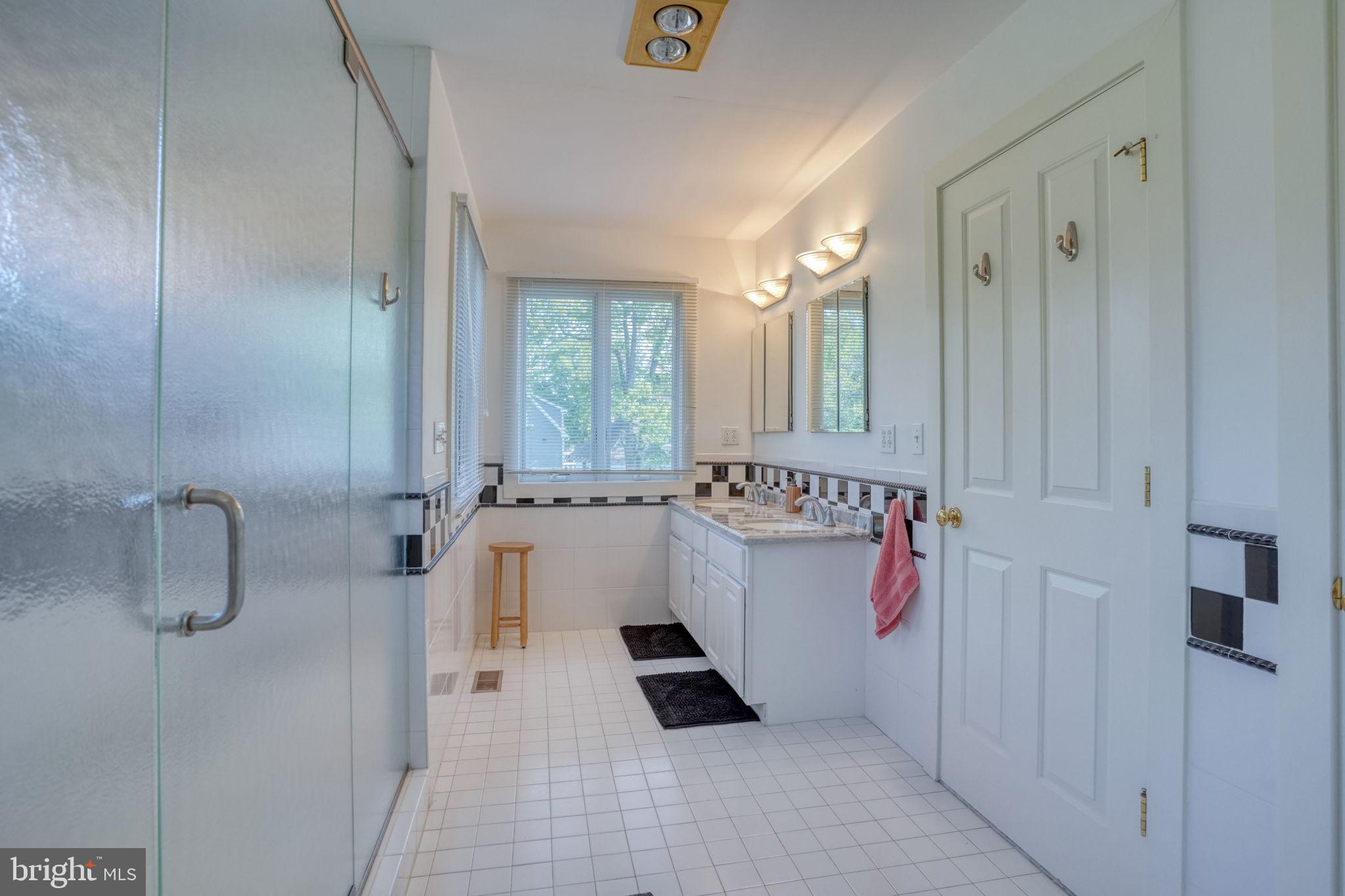 QUEEN ANNE COLONY - Residential