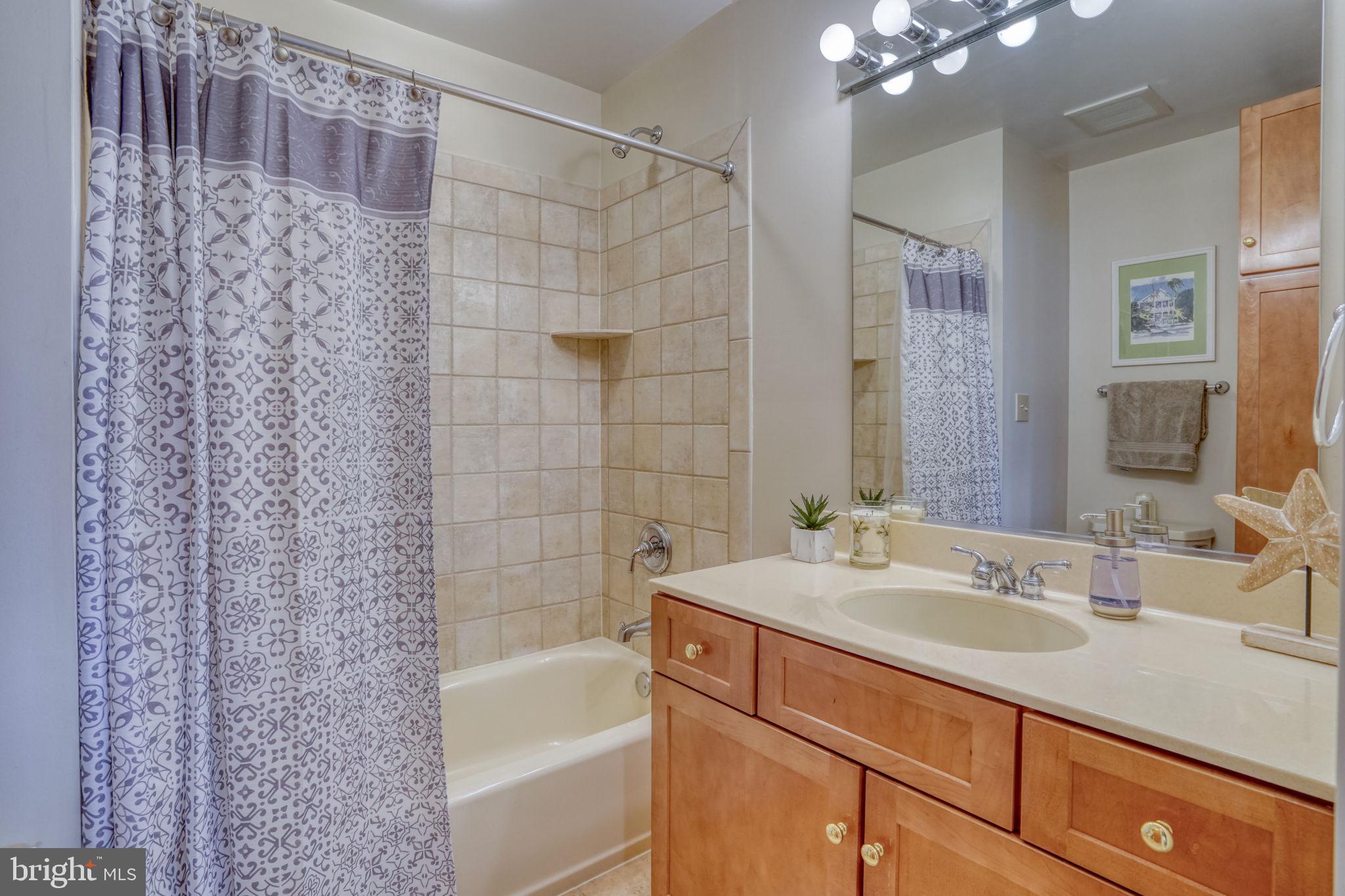 QUEEN ANNE COLONY - Residential