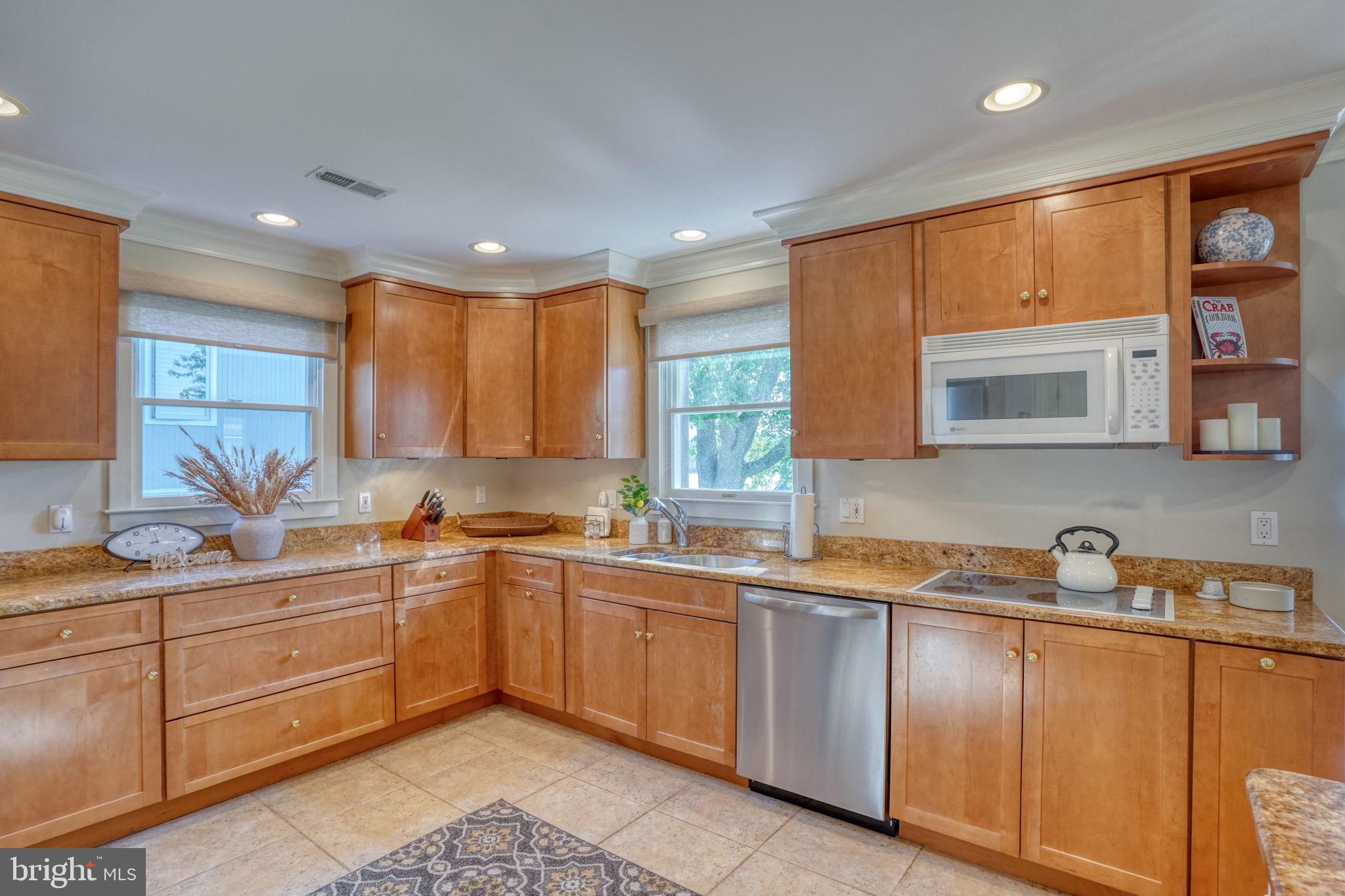 QUEEN ANNE COLONY - Residential