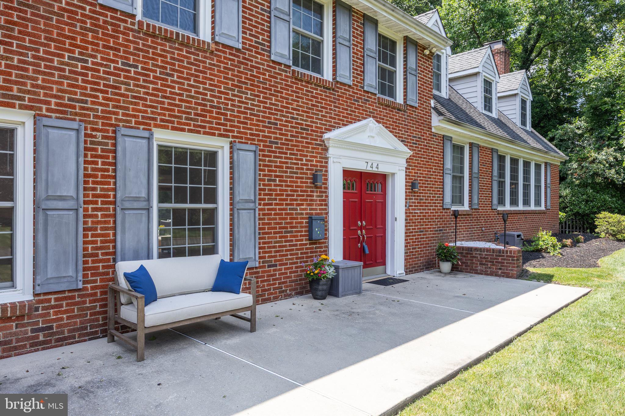 744 SIGNAL LIGHT ROAD