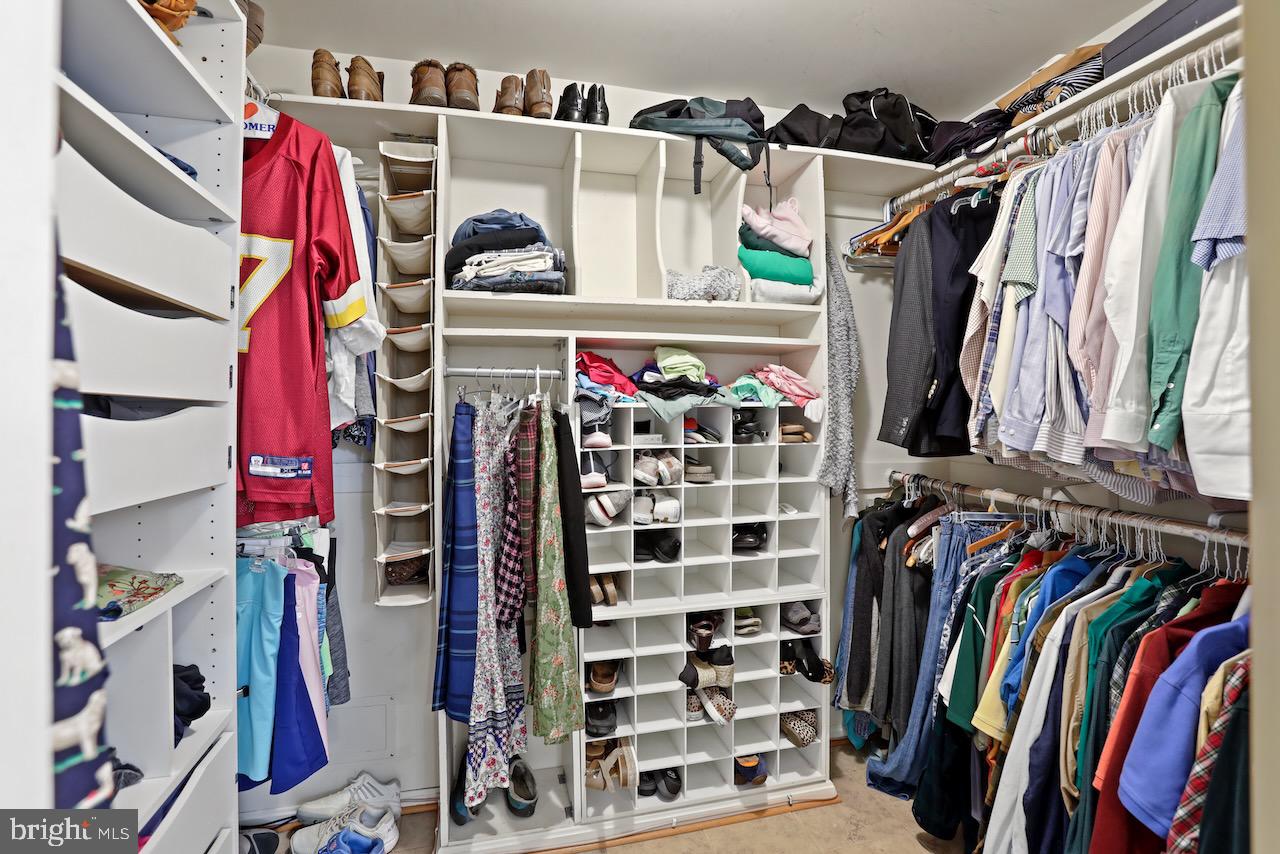 HOLLY KNOLL - Residential