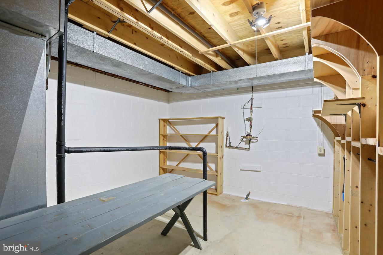 HOLLY KNOLL - Residential