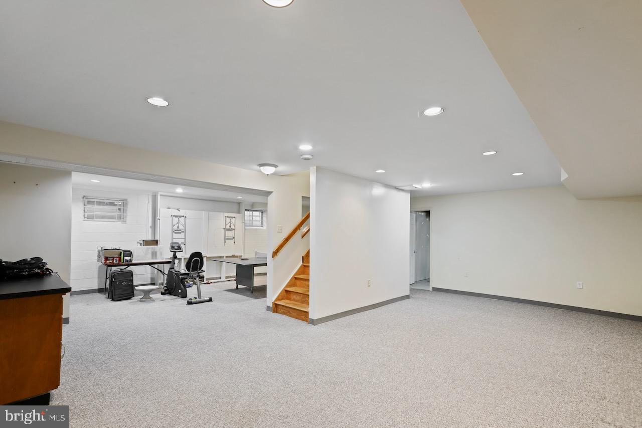 HOLLY KNOLL - Residential