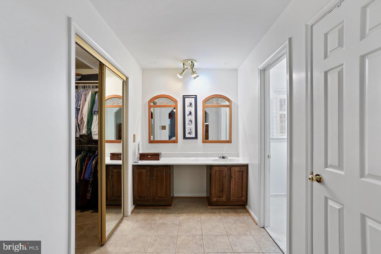 HOLLY KNOLL - Residential