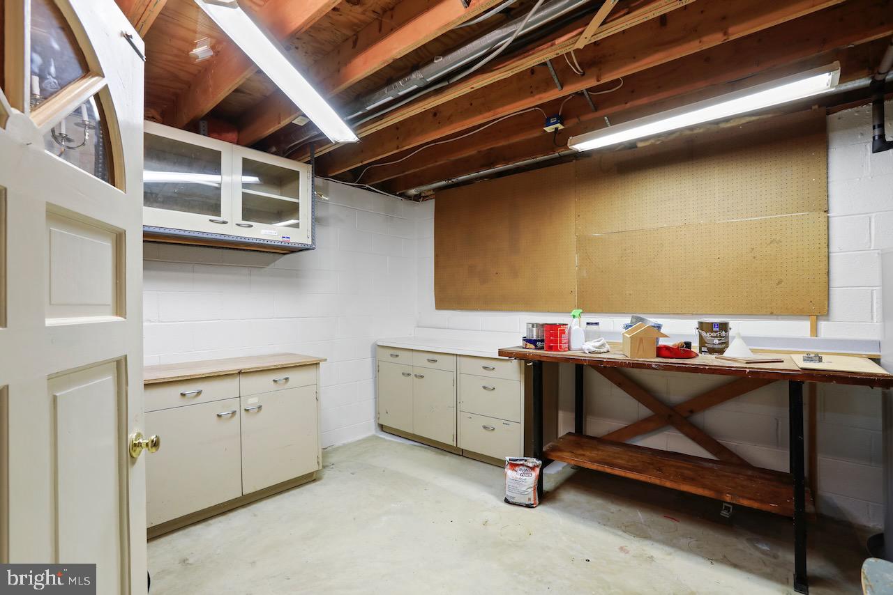 HOLLY KNOLL - Residential