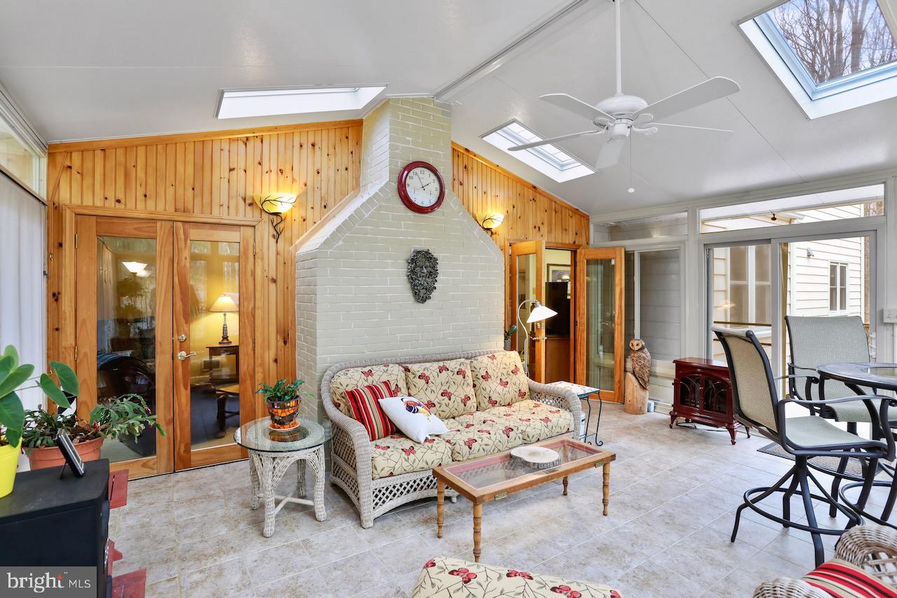 HOLLY KNOLL - Residential