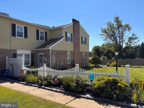 Townhouse For Sale - 22 Hollybrooke Drive<br/> Bucks County, LANGHORNE, PA 19047