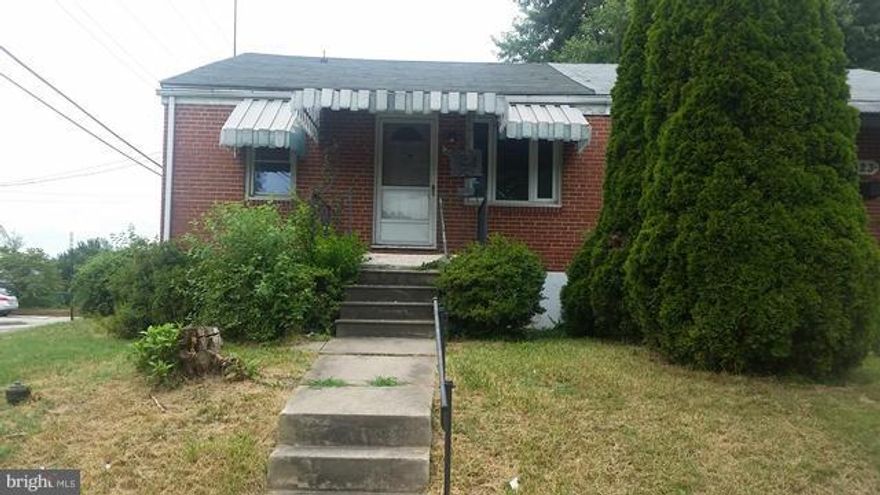 EXCELLENT 2 BED 1 BATH END UNIT TOWNHOUSE.  ALL BRICK WITH HARDWOOD FLOORS.  IN NEED OF COSMETIC UPDATING AND REPAIRS.  CLOSE TO LOCAL TRANSIT AND SHOPPING.
