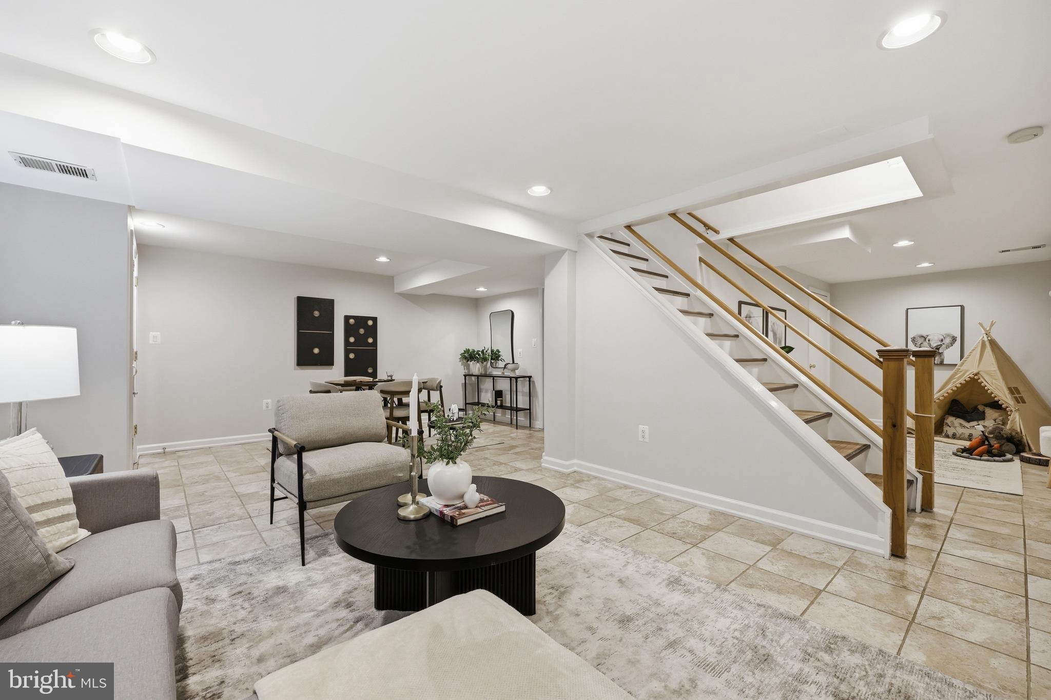 KENSINGTON HEIGHTS - Residential