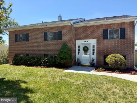 Photo of 304 Lionsheart Glen, GLEN BURNIE, MD 21061 (MLS # MDAA2142602)