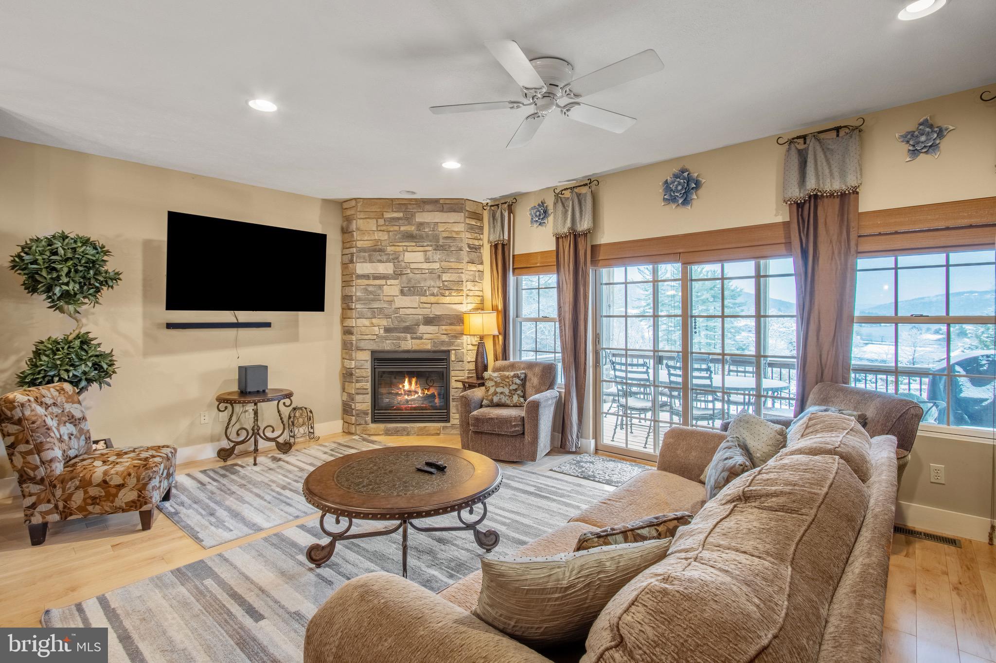 NORTHLAKE VILLAGE TOWNHOMES - Residential Lease