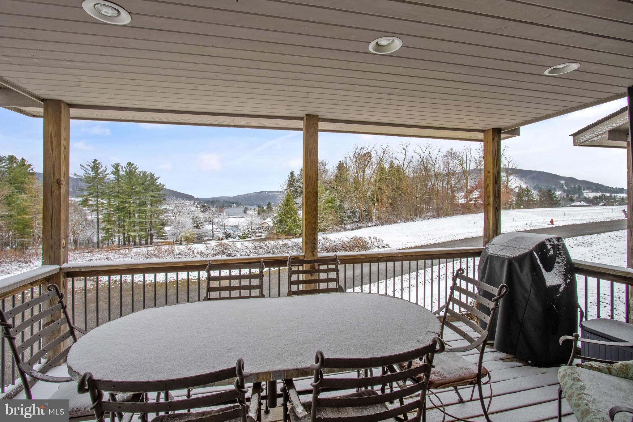 NORTHLAKE VILLAGE TOWNHOMES - Residential Lease