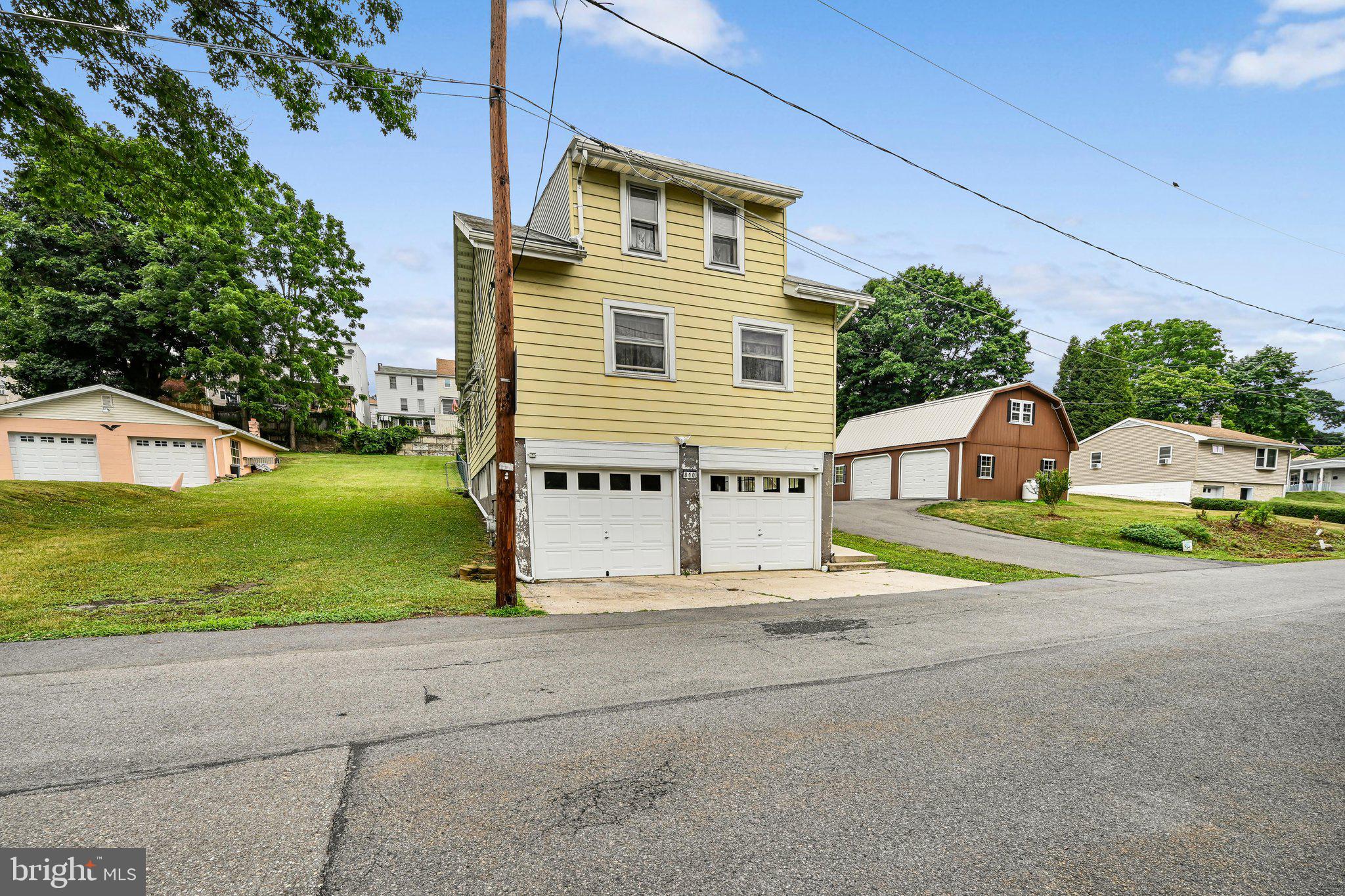 810 E NORWEGIAN STREET