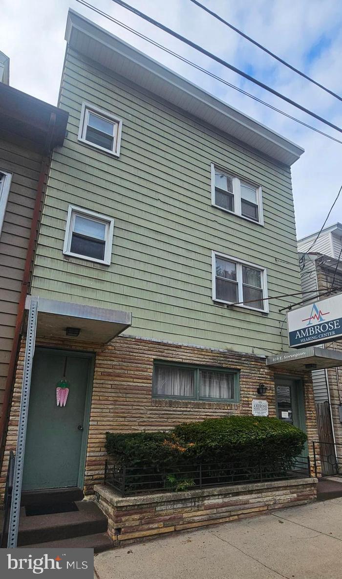 1 Bedroom Apartment – Quiet, Comfortable Living
Spacious and well-maintained 1-bedroom apartment located on the 2nd floor above a professional hearing center. This unit features:
1 generously sized bedroom with ample closet space
Full bathroom
Comfortable living room
Eat-in kitchen with space for a small dining area
Ideal for 1 or 2 quiet individuals. Due to the nature of the business below, no loud tenants will be accepted.
No pets allowed.
Rental application required for everyone over 18, listing agent to screen.
Perfect for professionals or anyone seeking a peaceful living environment.
Heat, Water, Sewer, Trash included. Tenant pays Electric