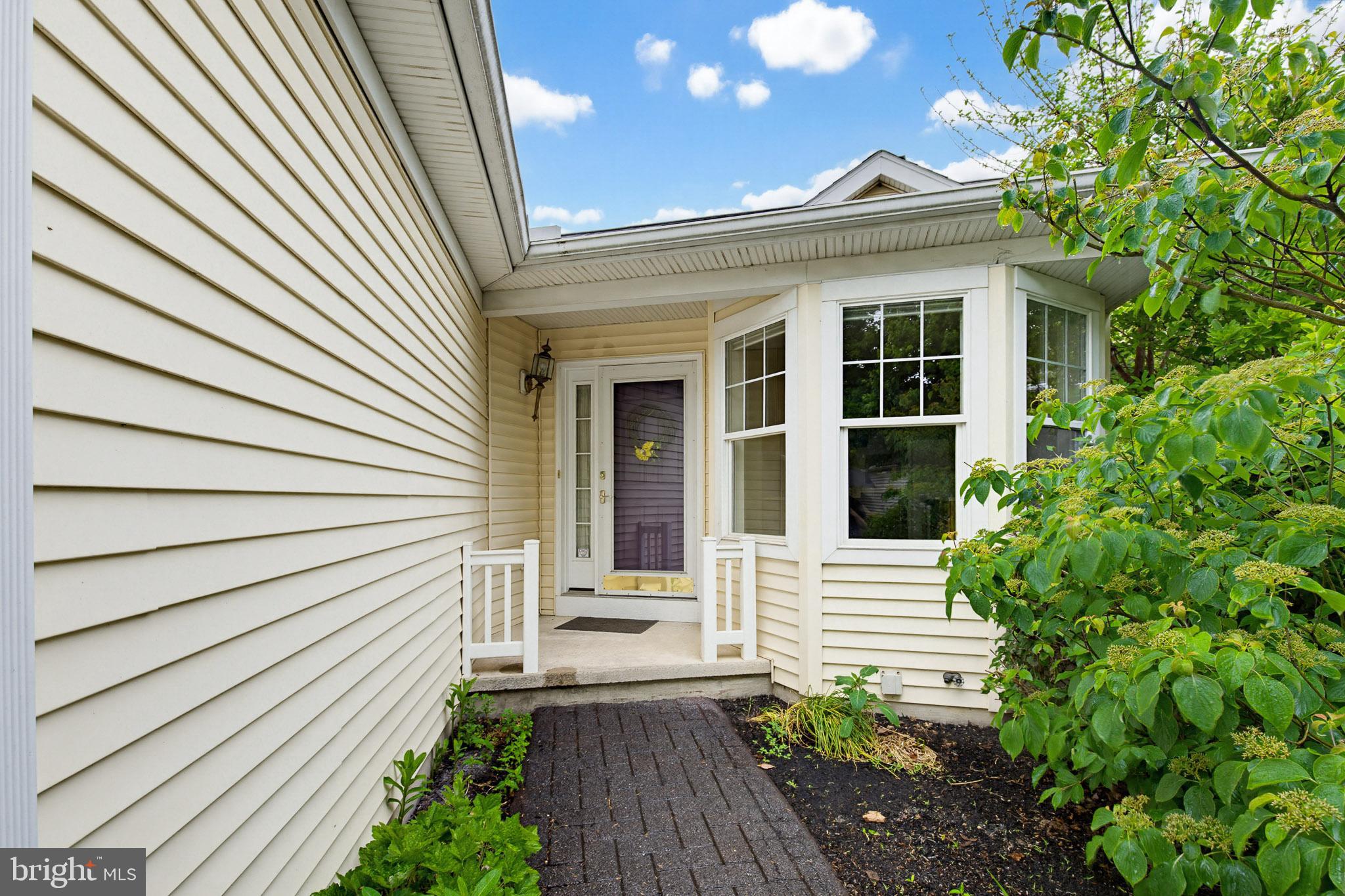 1037 KENT GARDEN