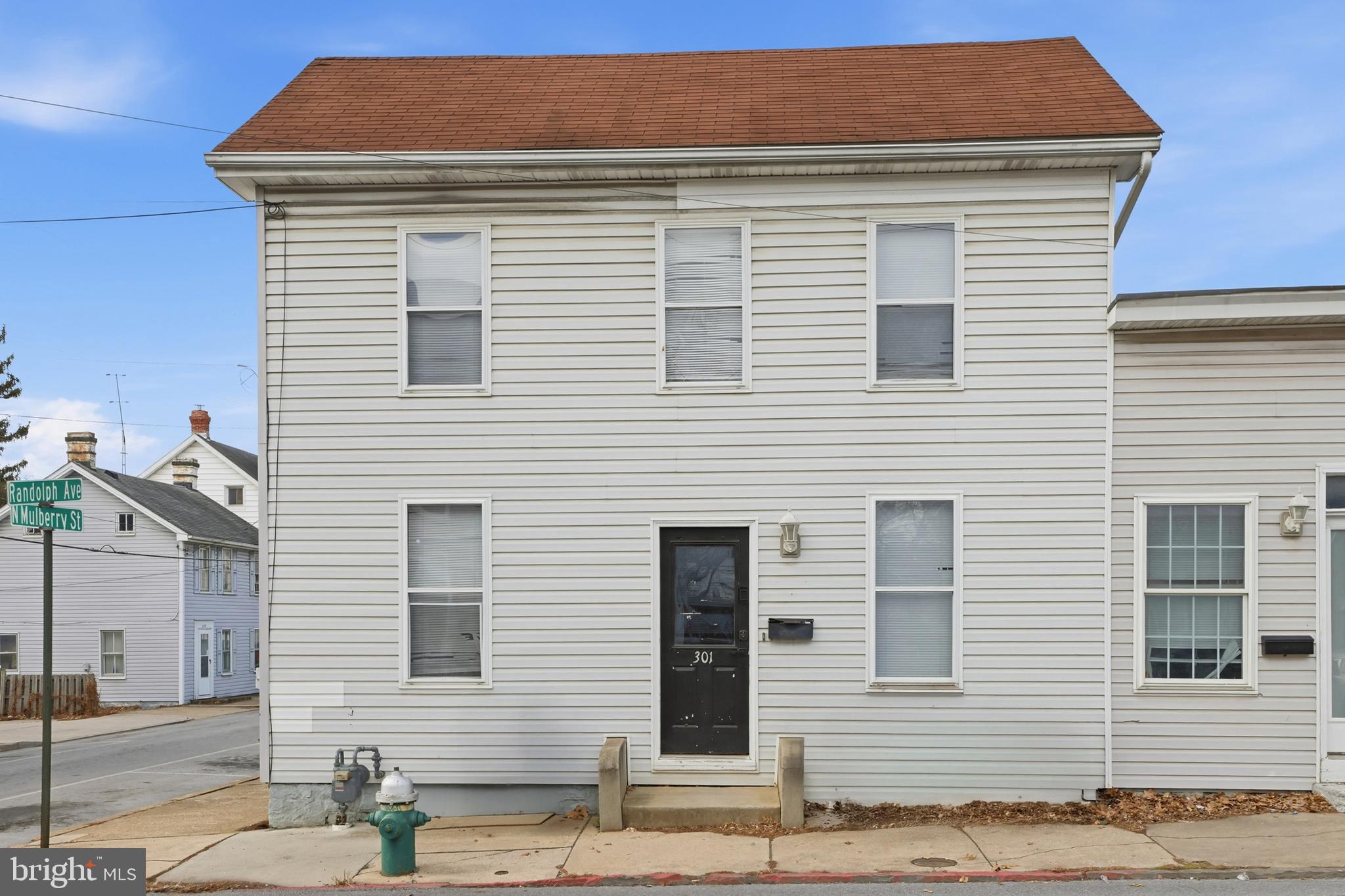 Main image without alt text