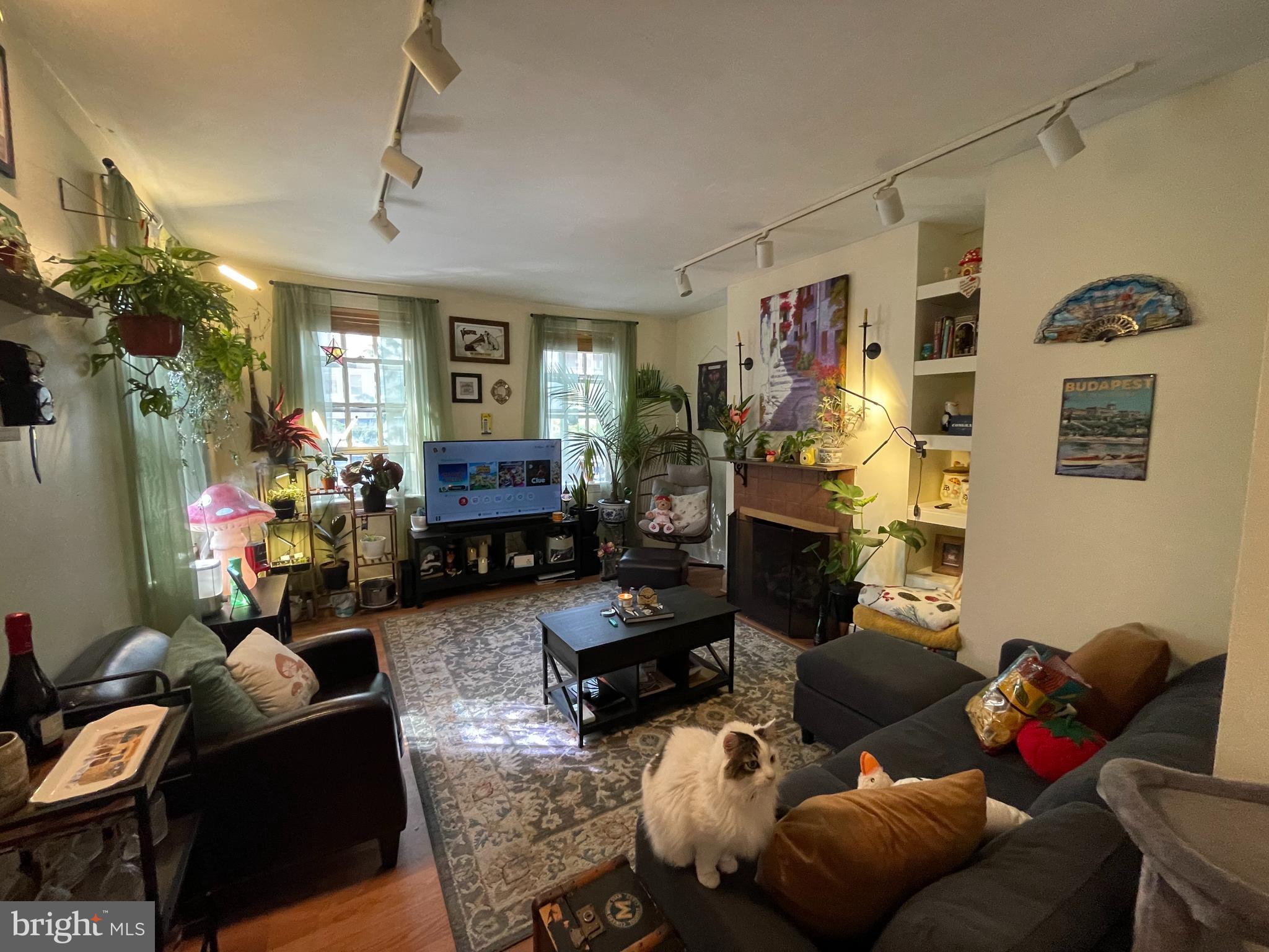 LOGAN SQUARE - Commercial Sale