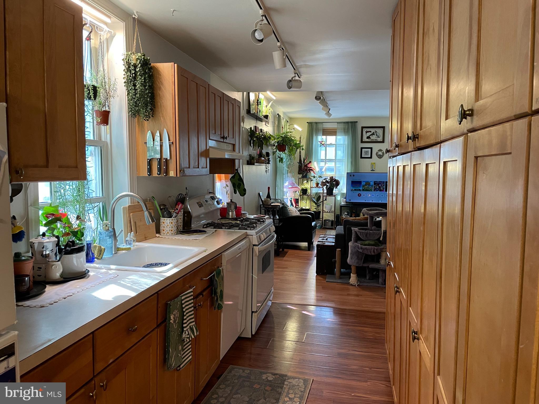 LOGAN SQUARE - Commercial Sale