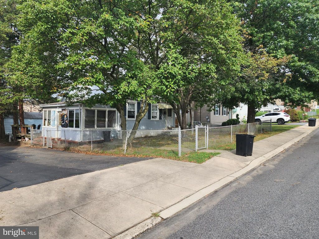 Photo of 924 Chestnut Street, TRAINER, PA 19061 (MLS # PADE2104132)
