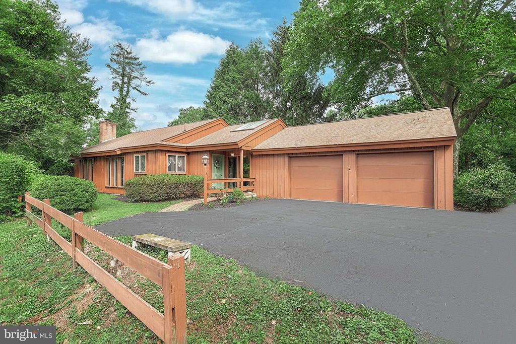 Photo of 844 WILLOW RD, LANCASTER, PA 17601 (MLS # PALA2037134)