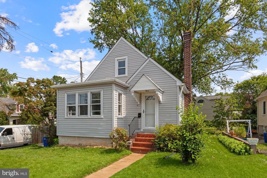 This move-in ready single family home in Parkville features a fully fenced in backyard, updated hardwood floors throughout and stainless steel appliances! So much potential in this home! Move right in with your dog and ENJOY!