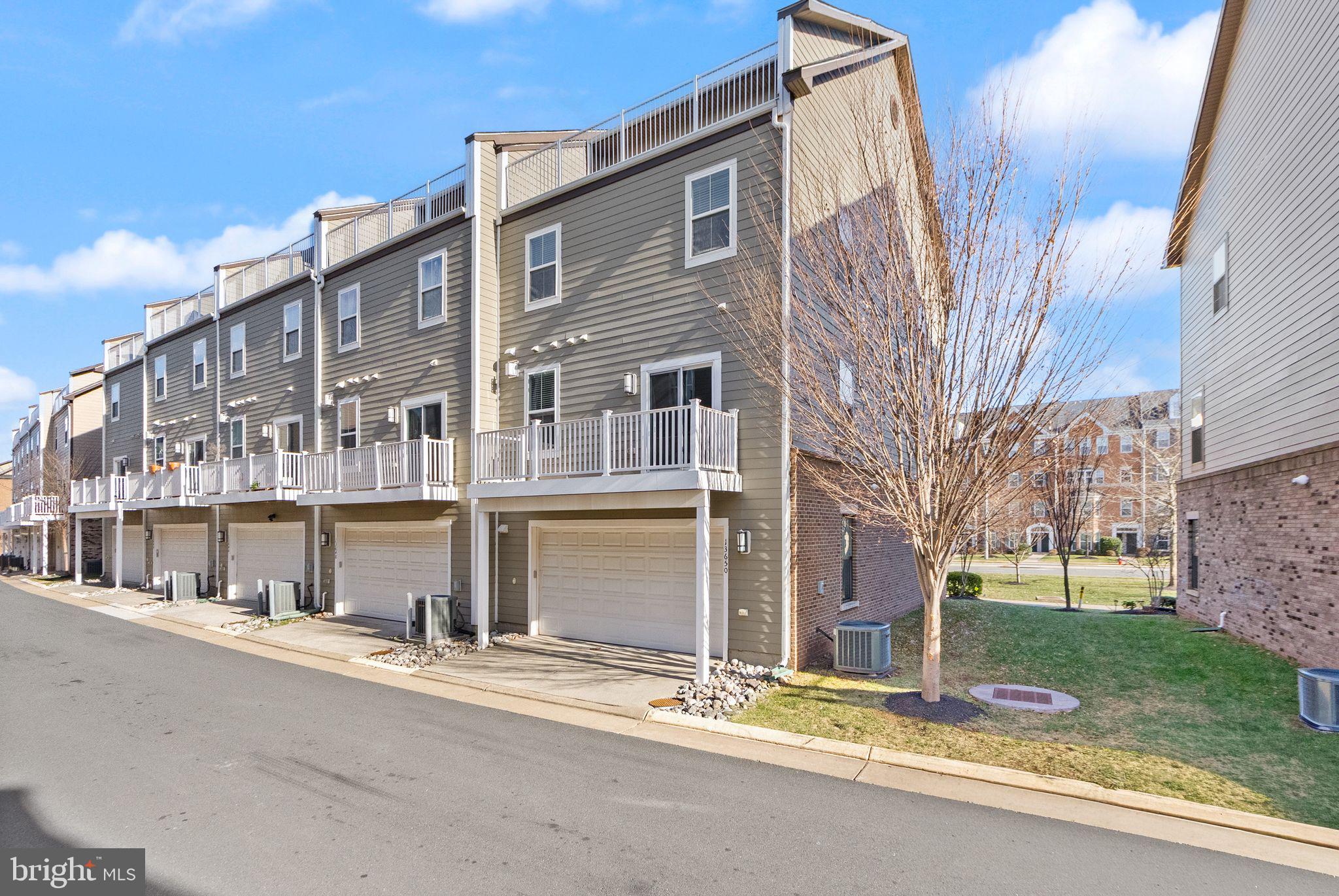 DISCOVERY SQUARE - Residential