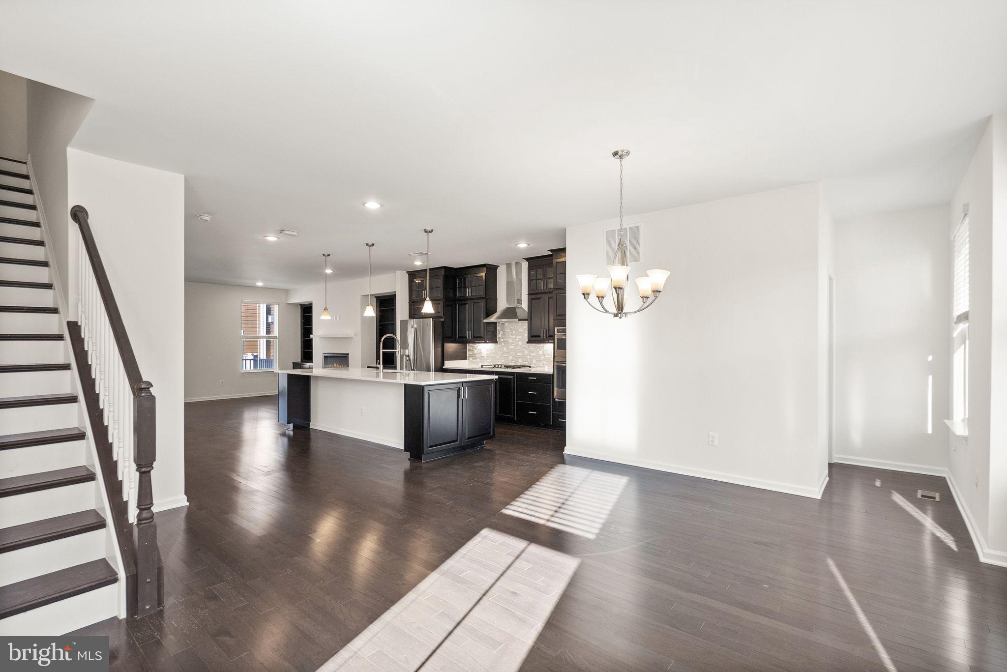 DISCOVERY SQUARE - Residential