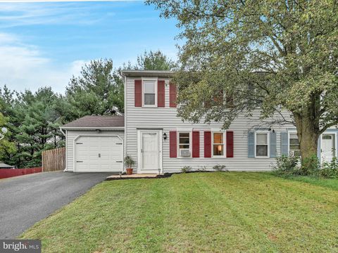 Photo of 28 PICKFORD DR, LANCASTER, PA 17603 (MLS # PALA2041072)
