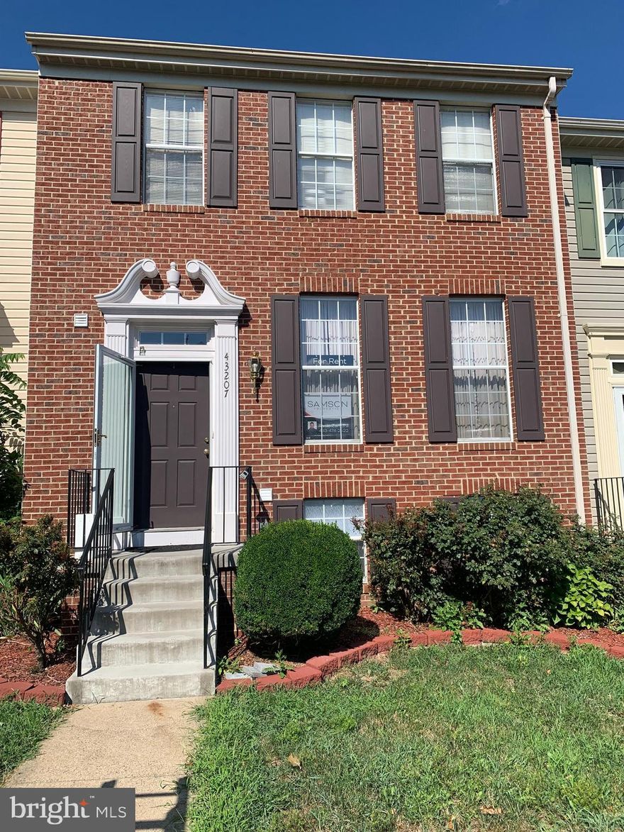 BEAUTIFUL Townhome in Ashburn! This home features 4 bedrooms and 3.5 bathrooms. It also has a well-maintained  kitchen, hardwood floors, fenced- in patio, a spacious deck, and a community pool. Must see!!!