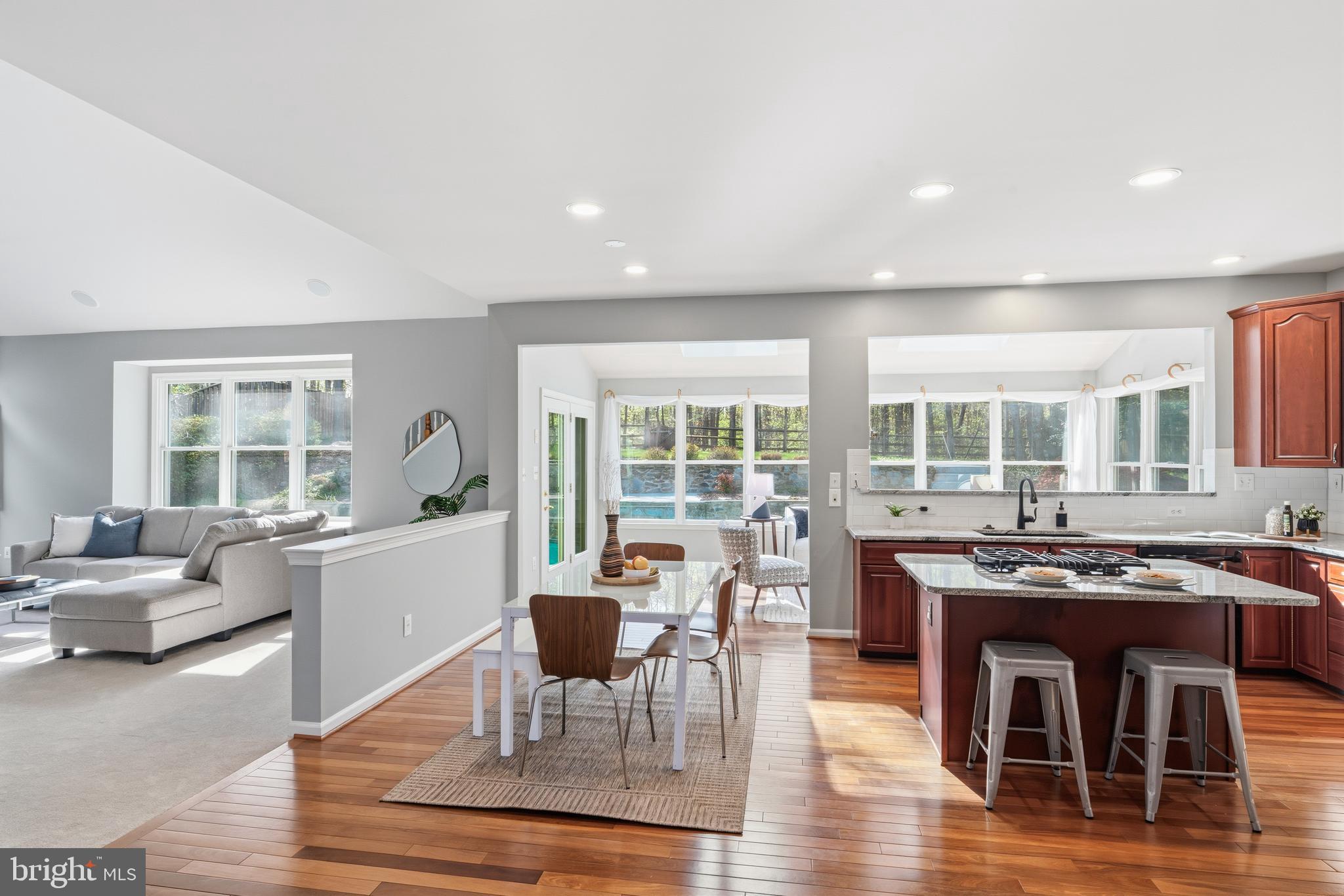 OAKTON  WOODS - Residential